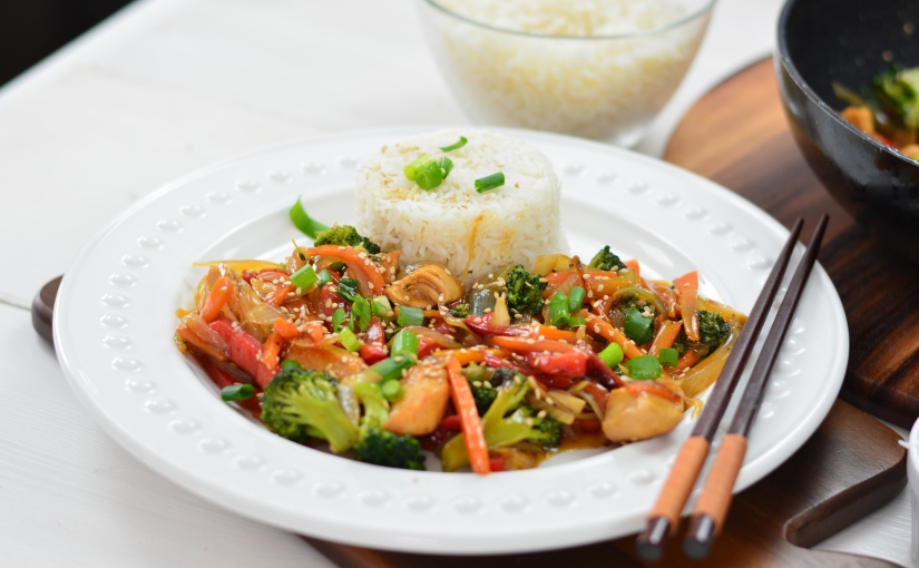 Pui stir fry cu legume servit cu orez – rețetă rapidă, gustoasă și sănătoasă